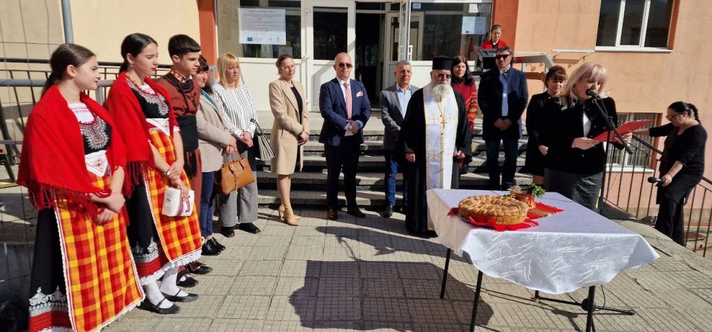 СУ"Кл. Охридски" и "Л.Каравелов" в Пещера ще бъдат санирани, поставят асансьор, рампи и платформи за деца със СОП 2 24гимназия1
