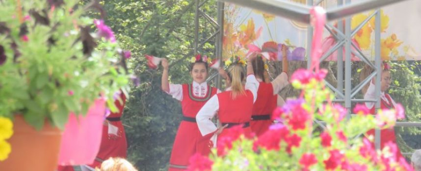 Фестивал “Пъстроцветна Пещера” се завръща на Лазаровден, подгответе дворовете си за конкурса