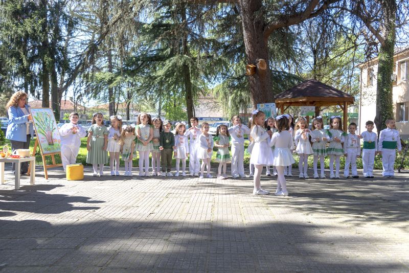 Кметът Петър Куленски откри седмицата на гората заедно с малчуганите от ДГ „Здравец“ 2 04deca1