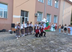 Ето как абитуриентите от СУ“Народни будители“ в Брацигово поканиха класната си на бала