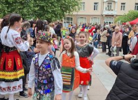 Над две хиляди души се събраха на пл. “България” за фестивала “Пъстроцветна Пещера”