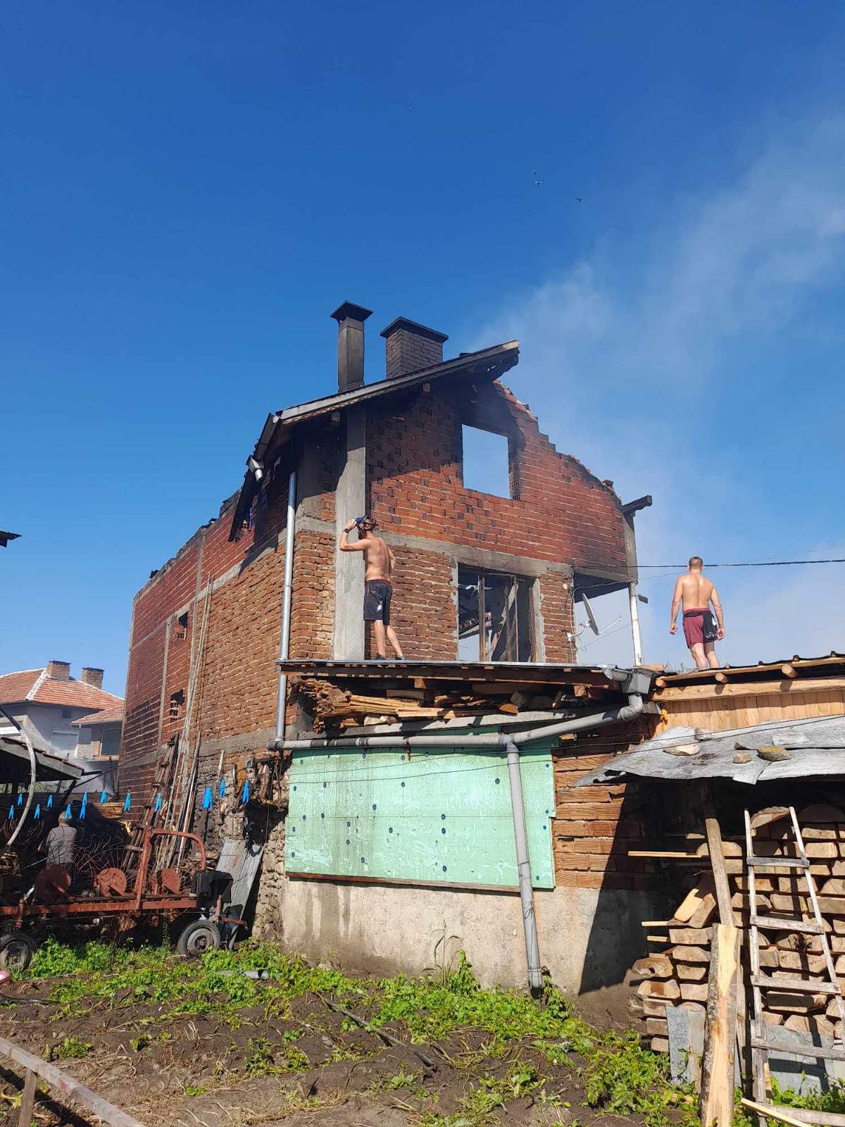 Пламна плевня в Костандово, изгоряха още две, лятна кухня и покрив 2 viber изображение 2024 07 28 19 45 30 001