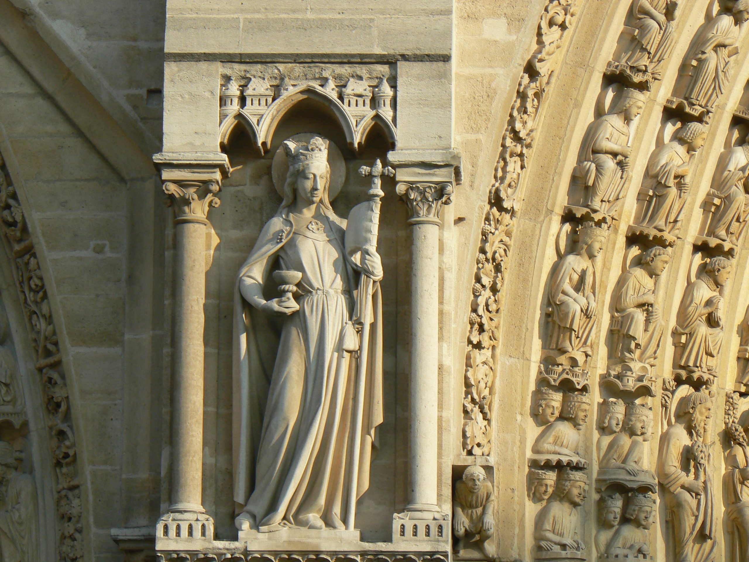 Тръненият венец на Иисус се върна в Нотр Дам, ето каква е историята му 3 Notre dame1 scaled