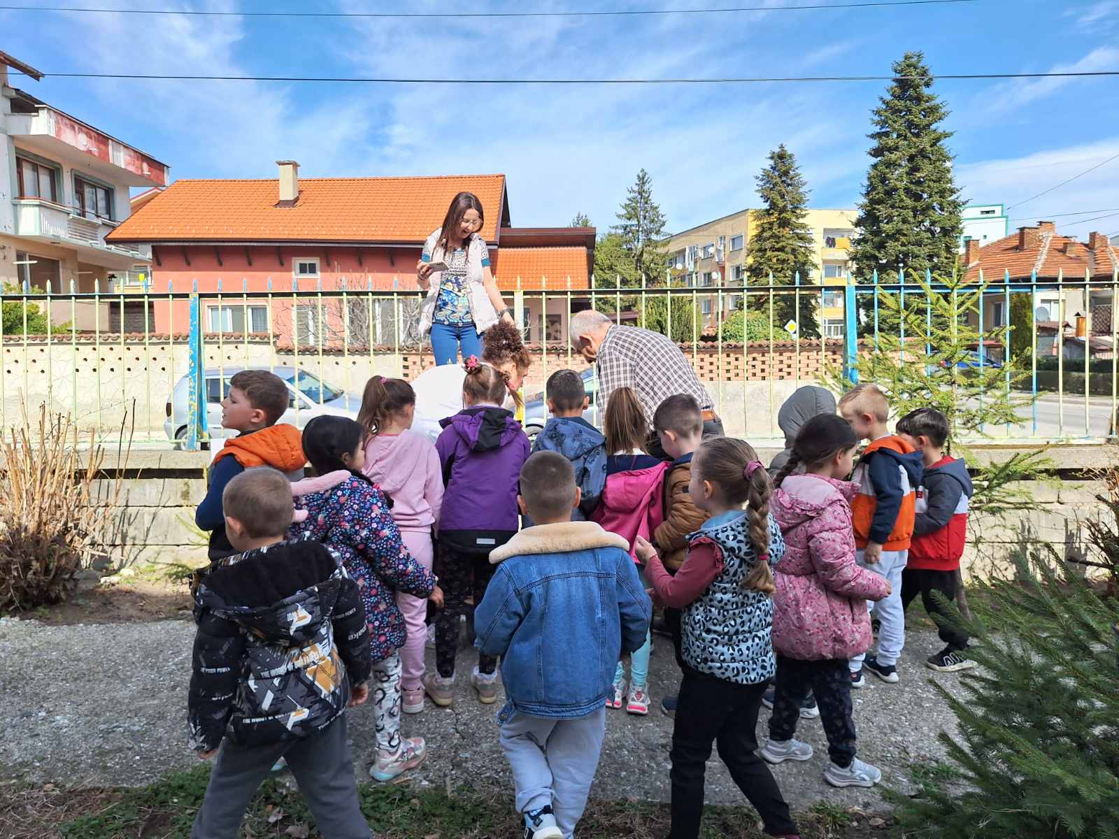 За Първа пролет “Биовет” АД подари декоративни храсти и дръвчета на детските градини в община Пещера 5 viber изображение 2025 03 14 11 28 27 017