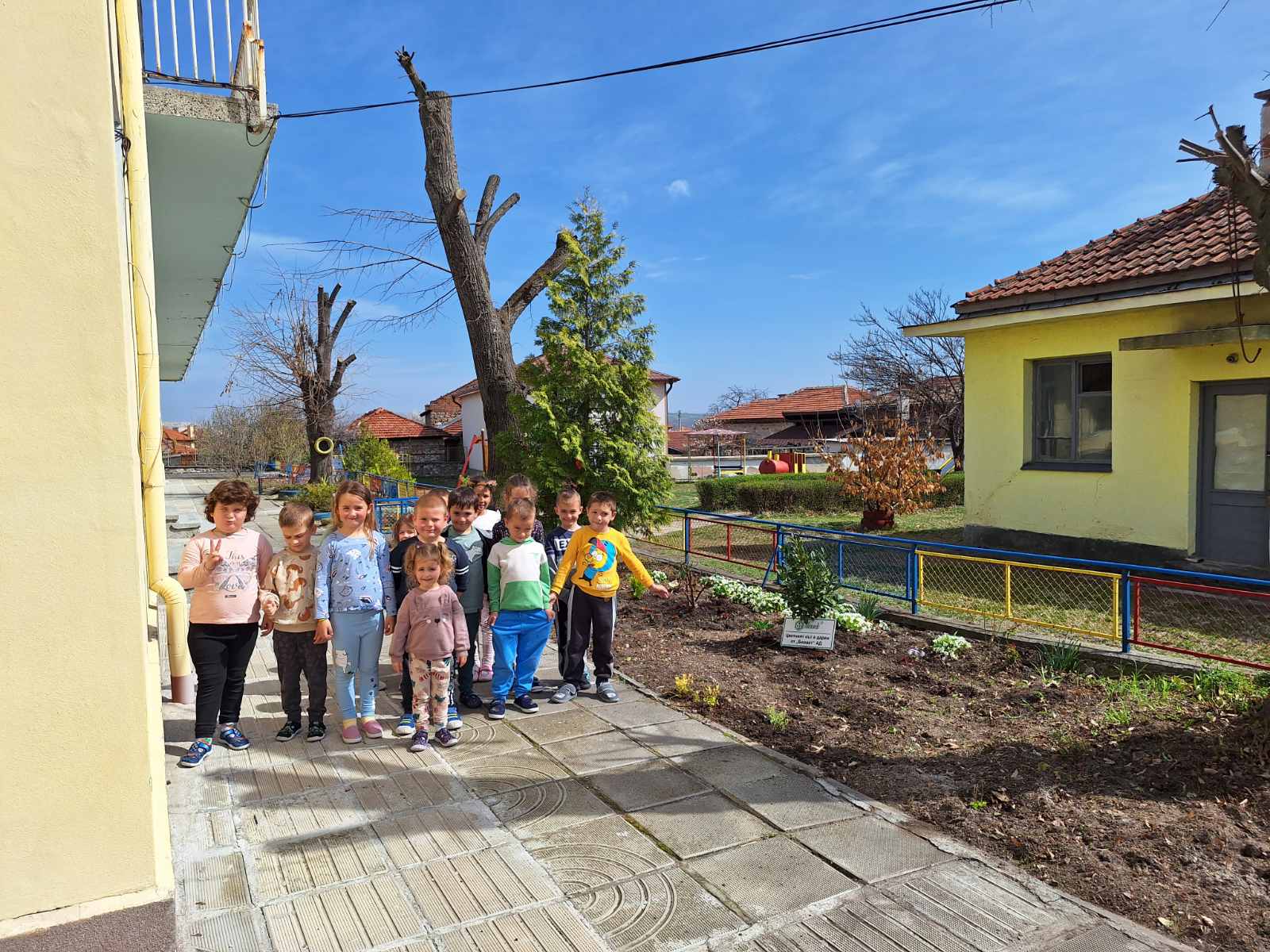 За Първа пролет “Биовет” АД подари декоративни храсти и дръвчета на детските градини в община Пещера 7 viber изображение 2025 03 14 15 07 11 018
