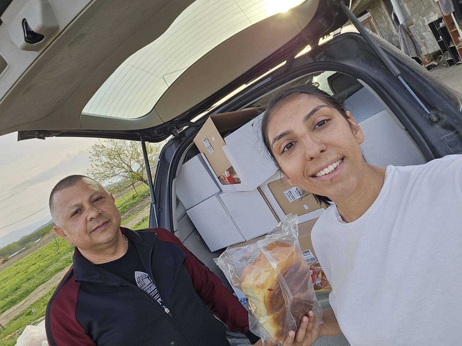 "Ново начало" и Делян Пеевски дариха козунаци на хора в неравностойно положение 1 491271992 122167636412304598 914268383328339602 n