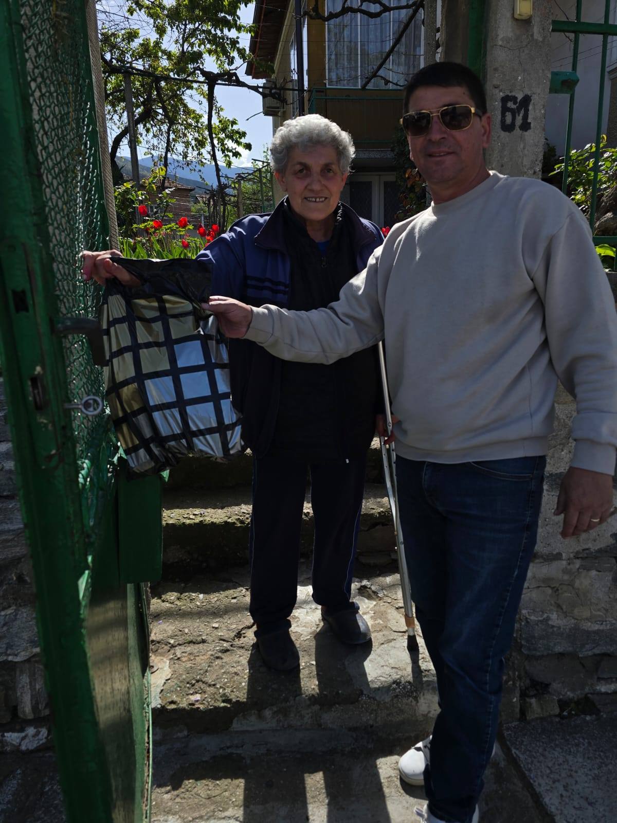 "Ново начало" и Делян Пеевски дариха козунаци на хора в неравностойно положение 2 492331430 122167636232304598 6096281599347428490 n