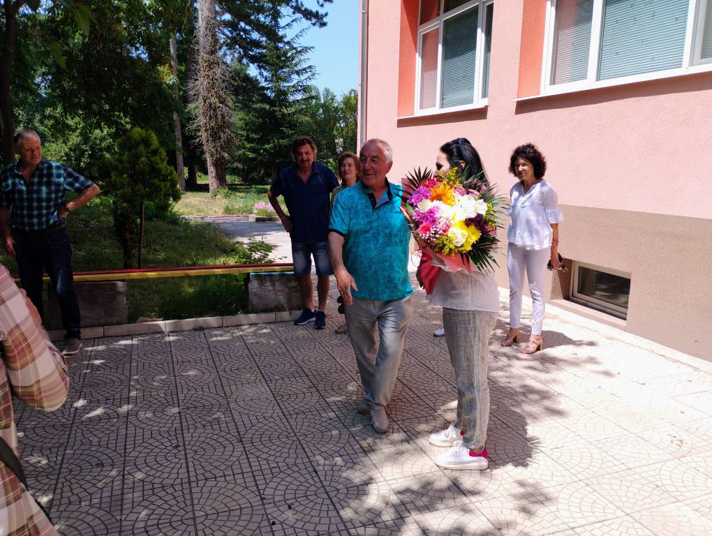 14.06 Ветерани пред гимназията букет 1