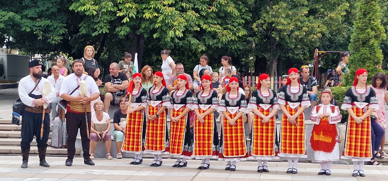 Италианци, украинци и парагвайци представиха държавите си в Пещера 3 etno fest 2025 1