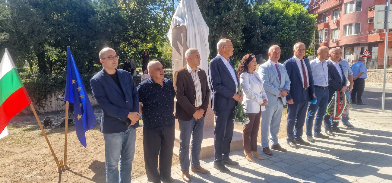 Пещера вече има паметник на Георги Кьосеиванов, "Биовет"АД е сред дарителите 4 otkrivane pametnik georgi kyoseivanov 2025 1 1