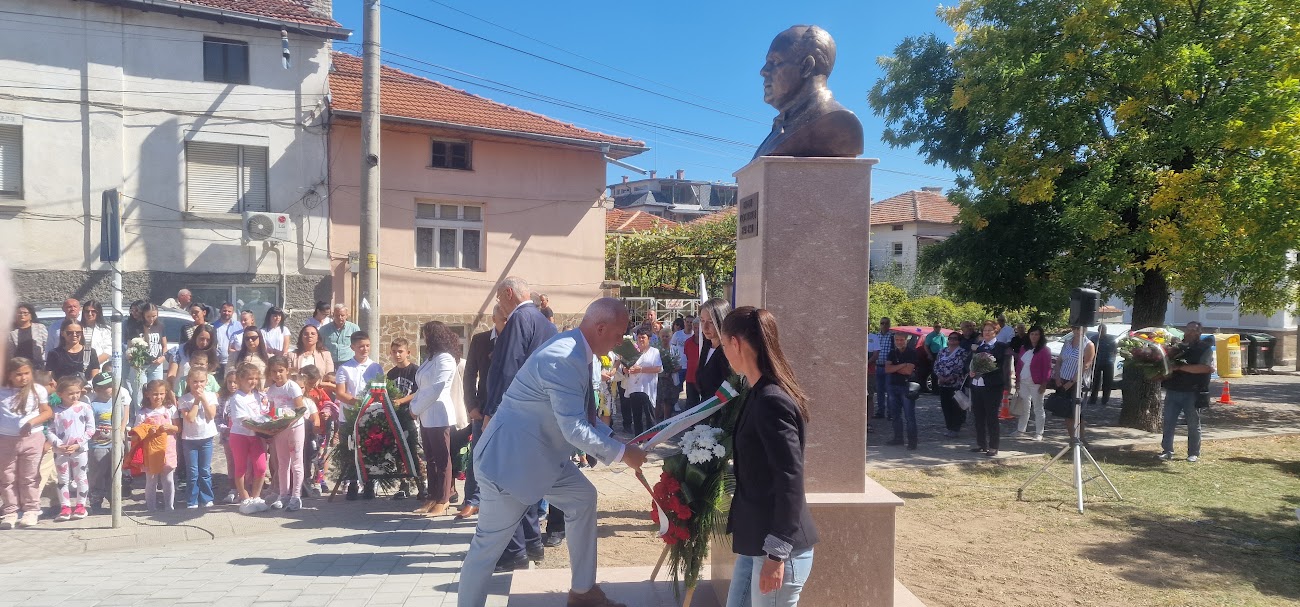 Пещера вече има паметник на Георги Кьосеиванов, "Биовет"АД е сред дарителите 3 otkrivane pametnik georgi kyoseivanov 2025 1