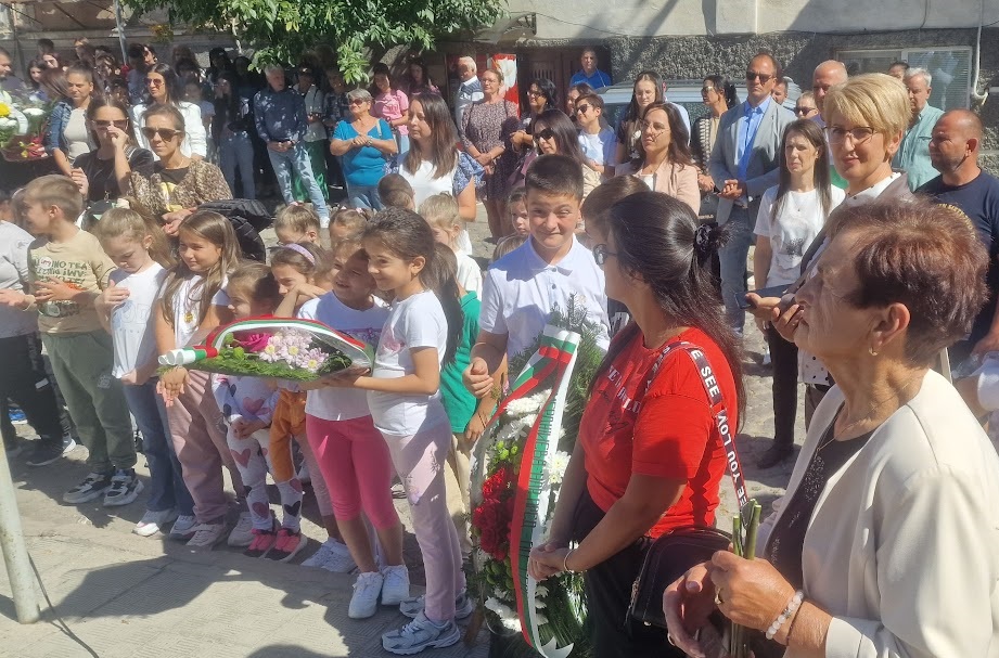 Пещера вече има паметник на Георги Кьосеиванов, "Биовет"АД е сред дарителите 5 otkrivane pametnik georgi kyoseivanov 2025 6