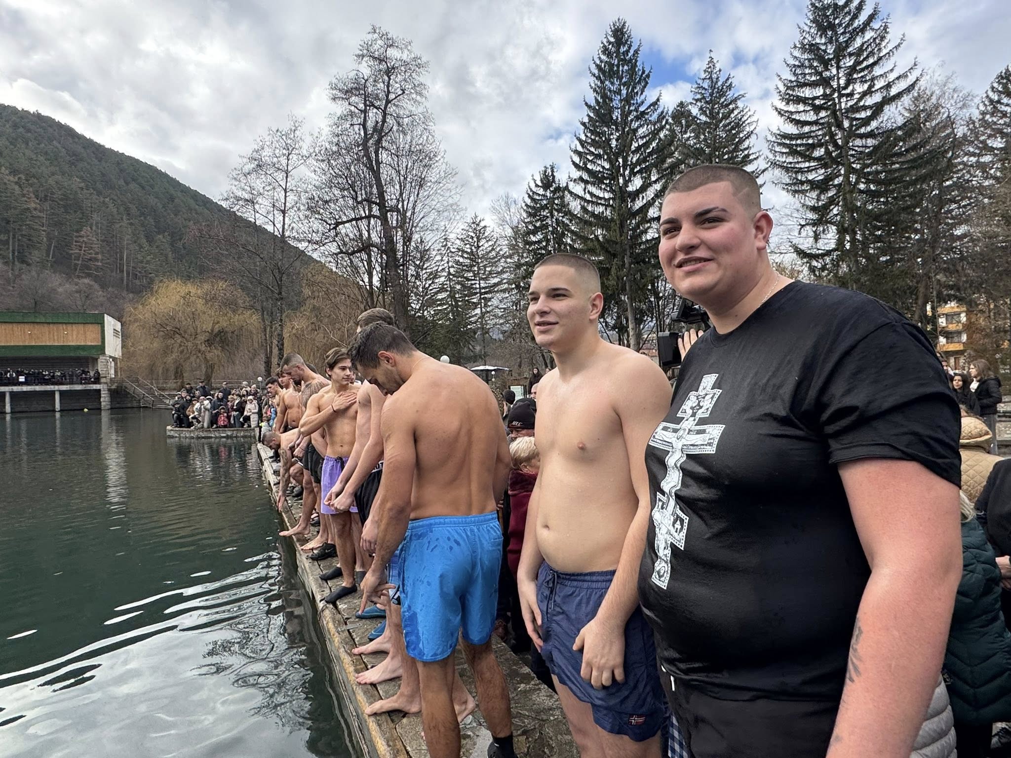 Велинград на Богоявление: Два кръста полетяха към Клептуза и плаж "Йосиф Шнитер", ето кой ги улови 1 611155381 1197327435879365 6628475793966756078 n