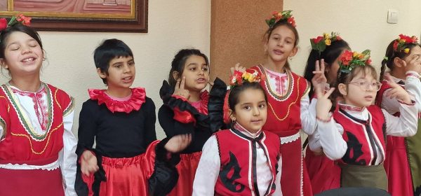 Ученици от НУ"Михаил Куманов" сурвакаха кмета на Пещера на Банго Васил 1 616803697 33340600802221078 1235193160548567749 n