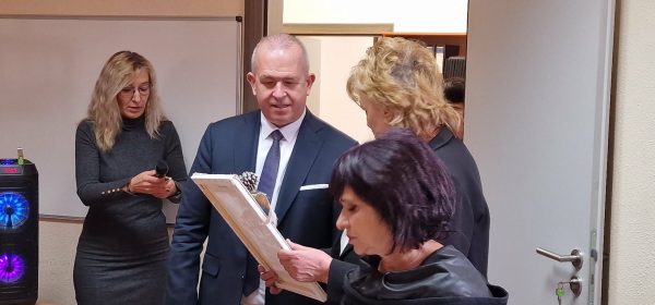 Ученици от НУ"Михаил Куманов" сурвакаха кмета на Пещера на Банго Васил 2 616808220 33340600428887782 8890969757988673044 n